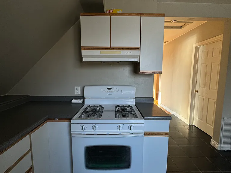 348 Gladstone Ave #3 — Photo 5