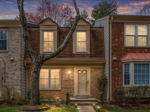 11942 Artery Dr, Fairfax, VA 22030