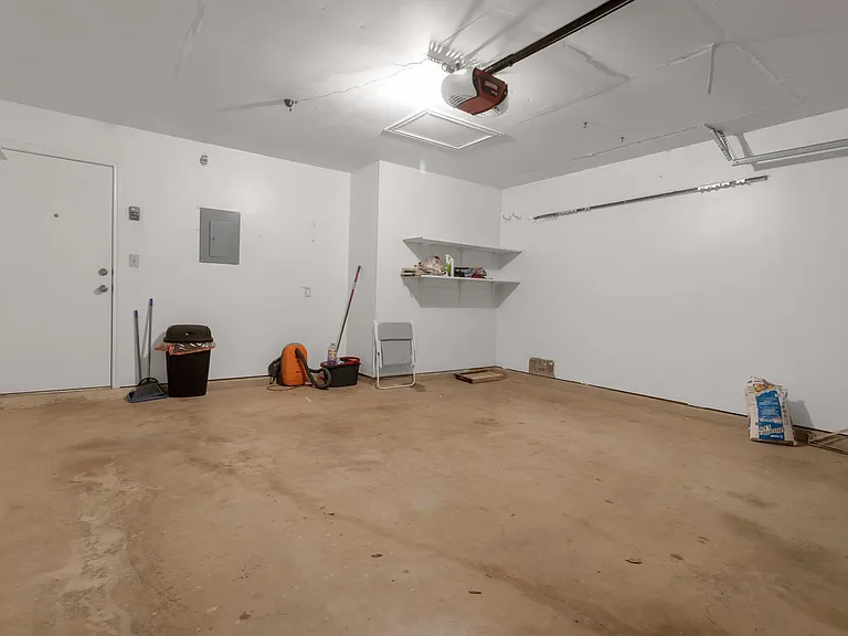 6315 Regency Ln — Photo 25