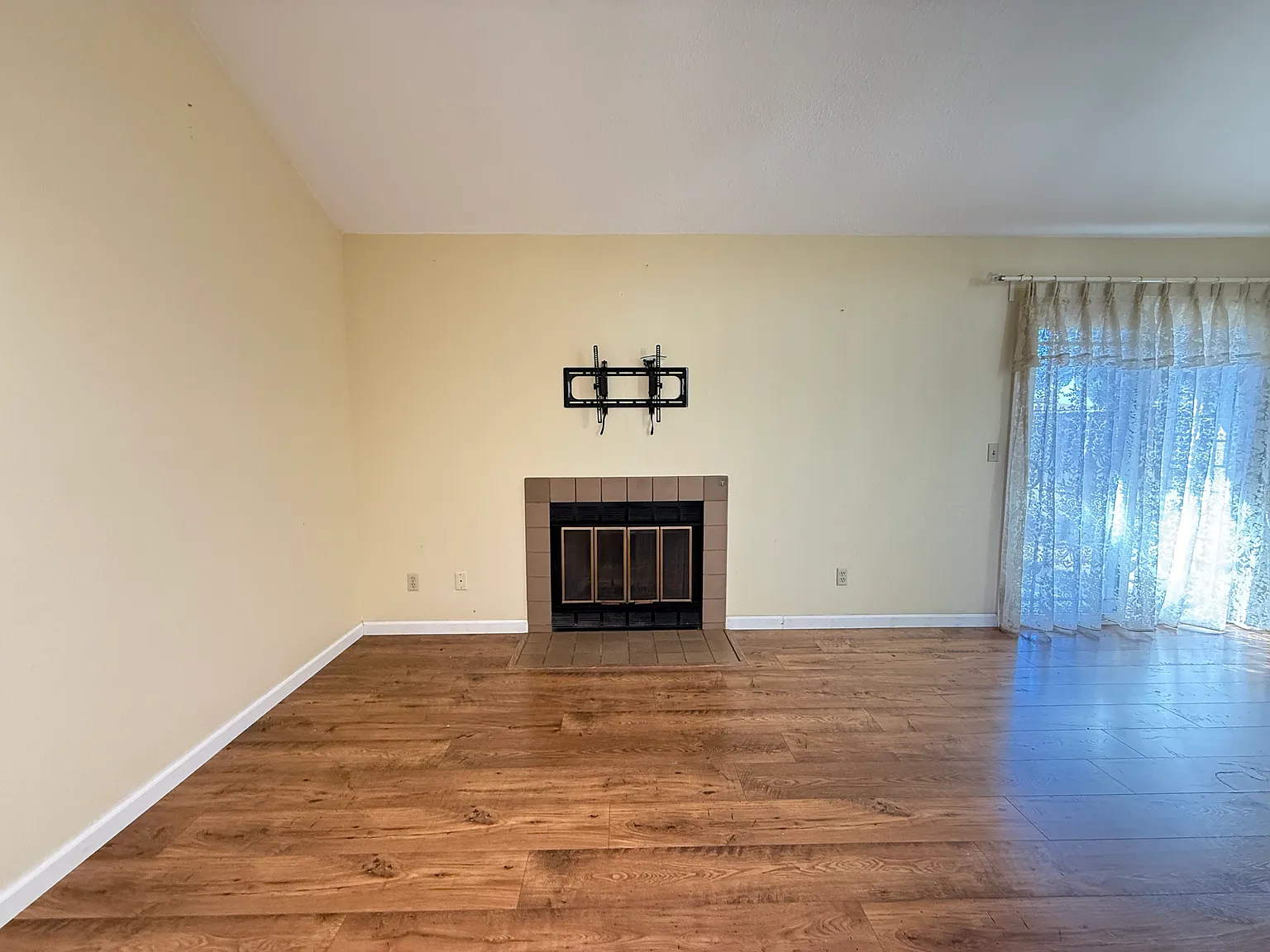3 bed, 2.5 bath, 1354 sqft, $4,495 — Photo 2