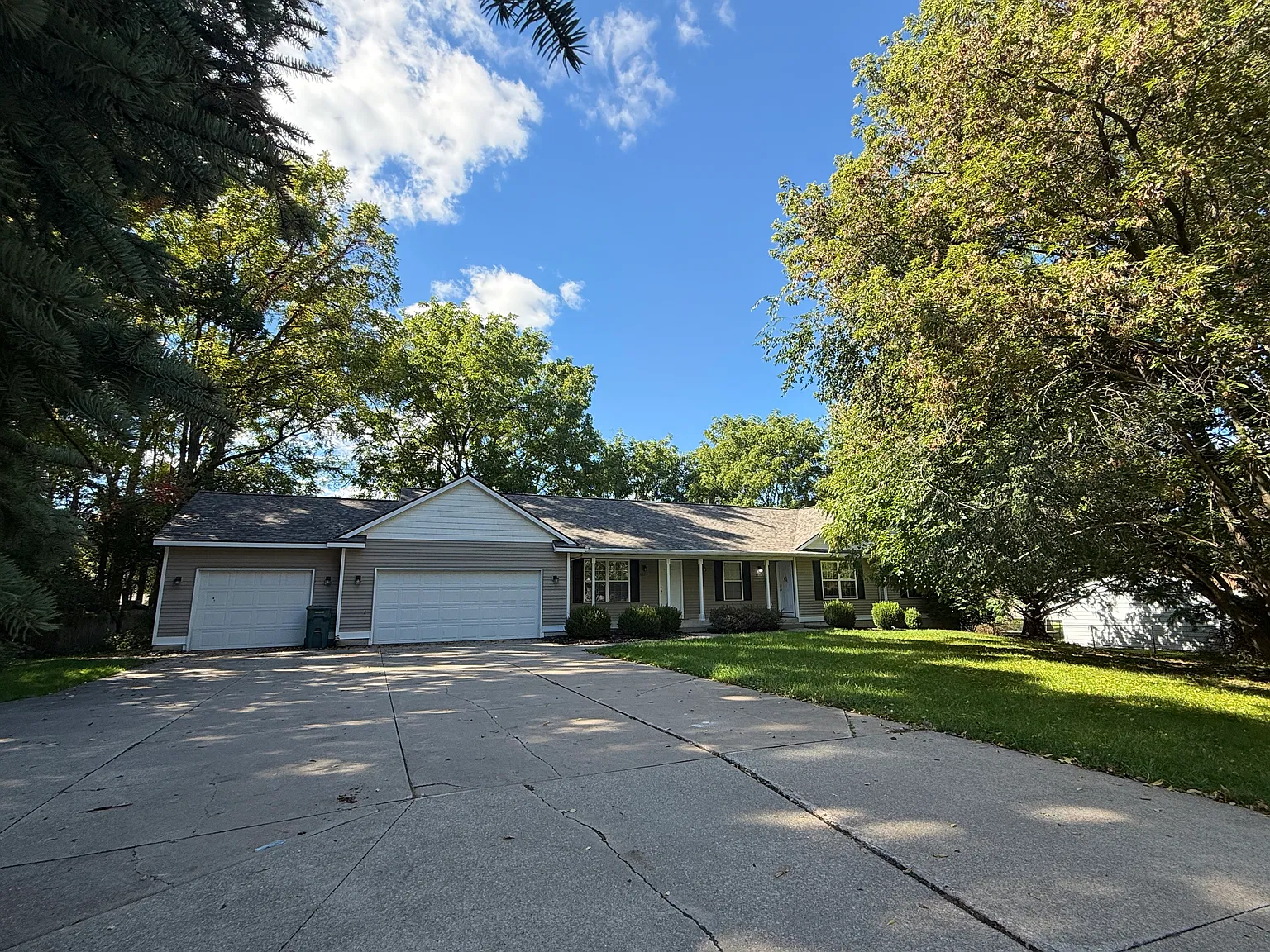 3 bed, 1900 sqft, $2,400 — Photo 1
