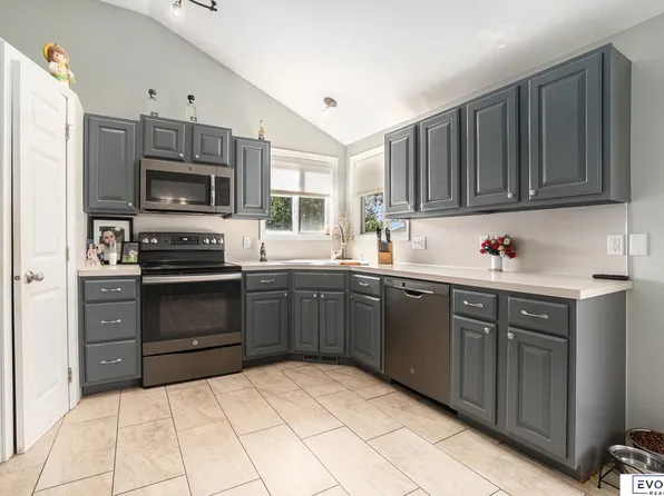 8402 Hanover St, Omaha, NE 68122