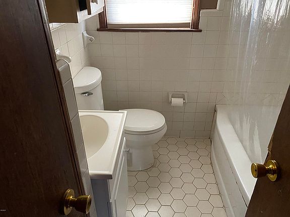 4th image of 3302 Chicago Ave