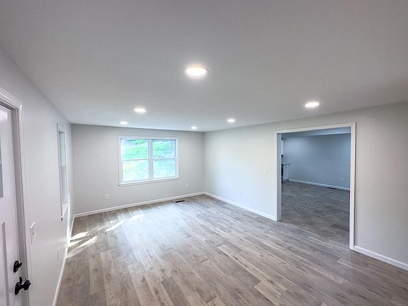 3rd image of 453 Vineyard Ave Floor 1