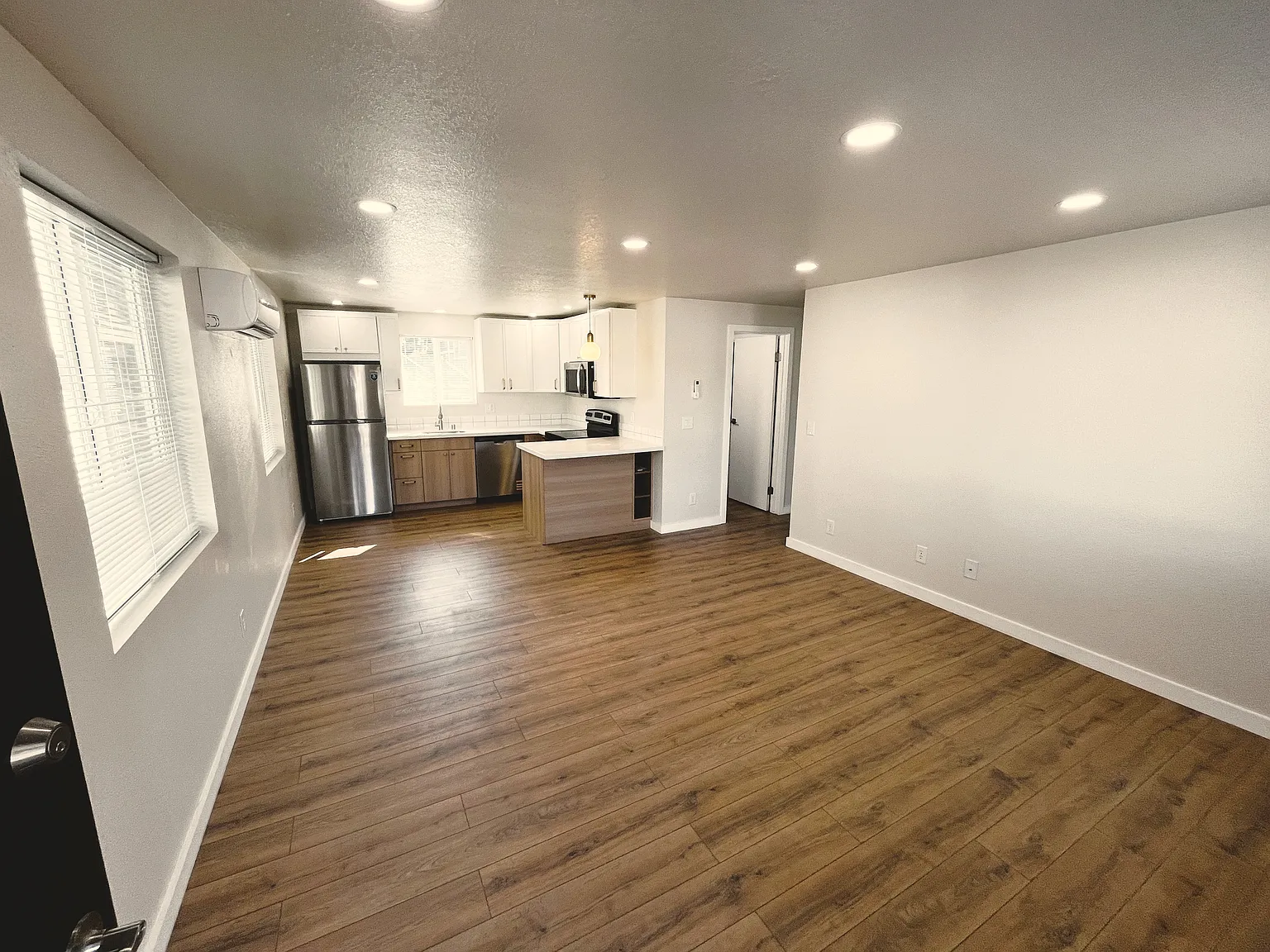 2 bed, 750 sqft, $2,299 — Photo 2
