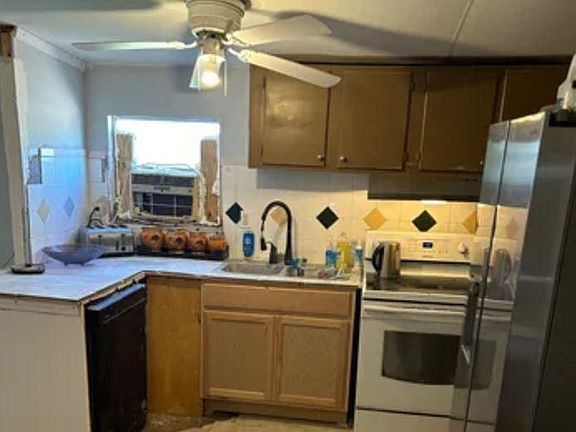 4th image of 18203 Maple St