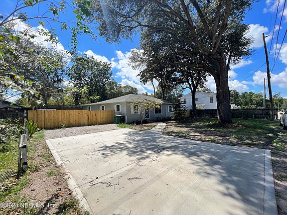 3rd image of 12164 VERSAILLES Street