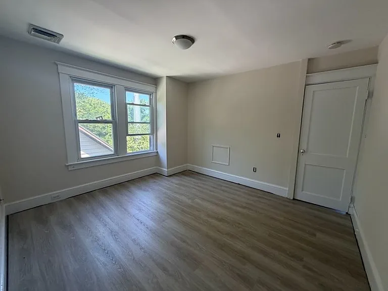 887 Howe Ave — Photo 5