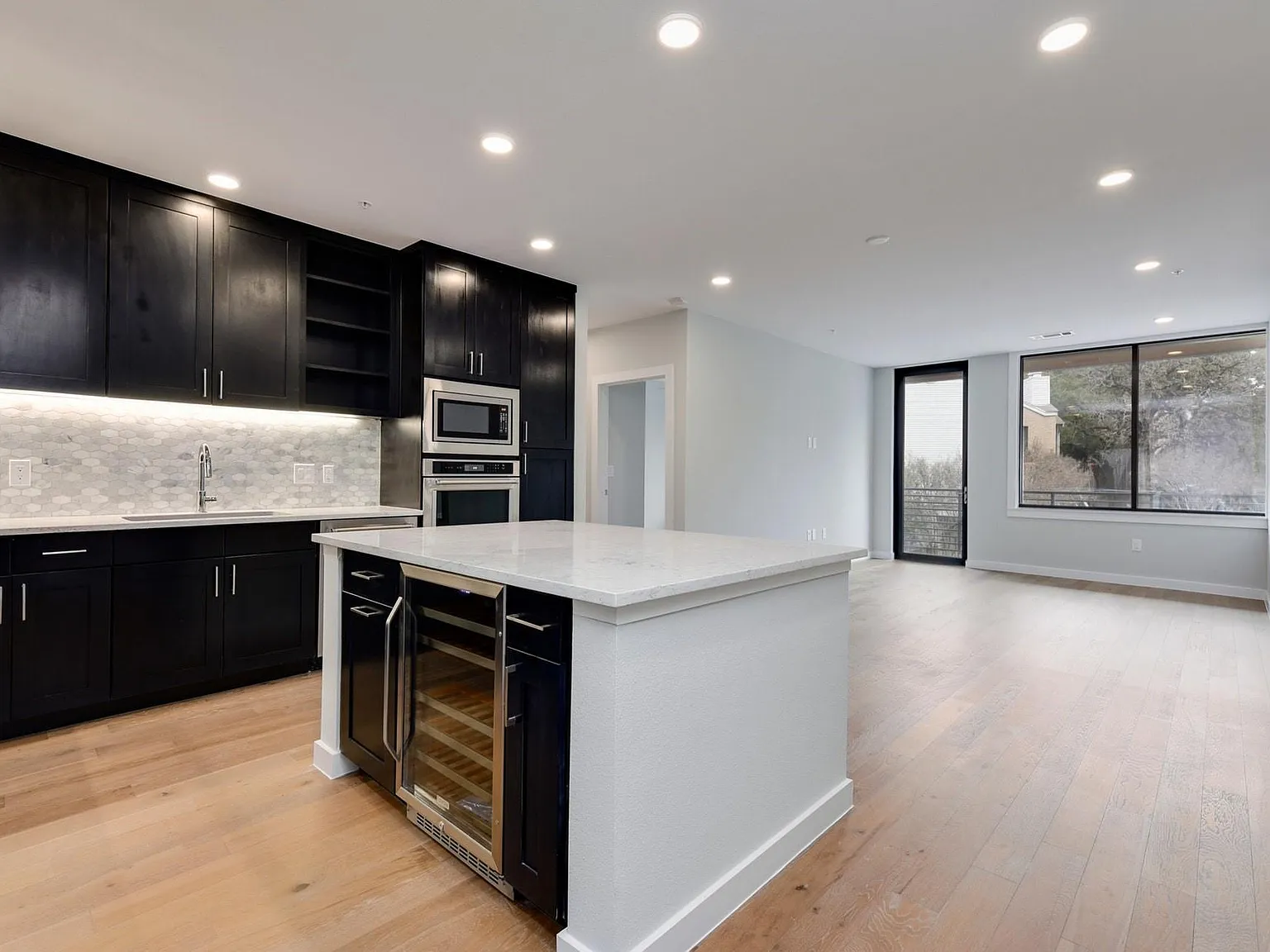2 bed, 2.0 bath, 1150 sqft, $3,200 — Photo 2