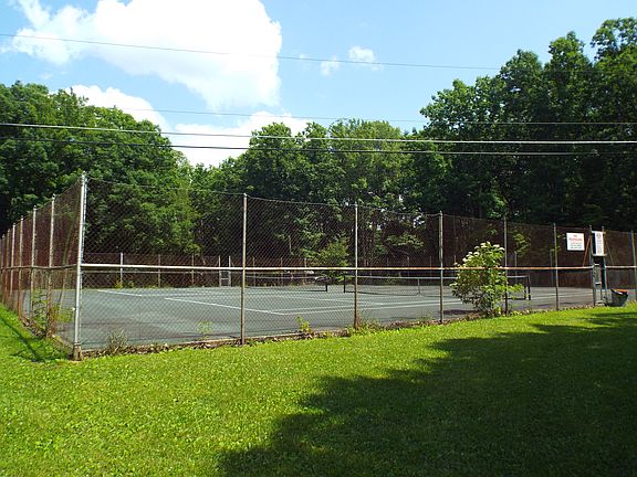 Tennis Courts at Red Run