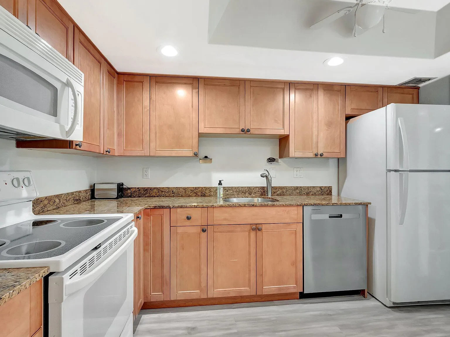 2 bed, 2.0 bath, 1050 sqft, $4,500 — Photo 2