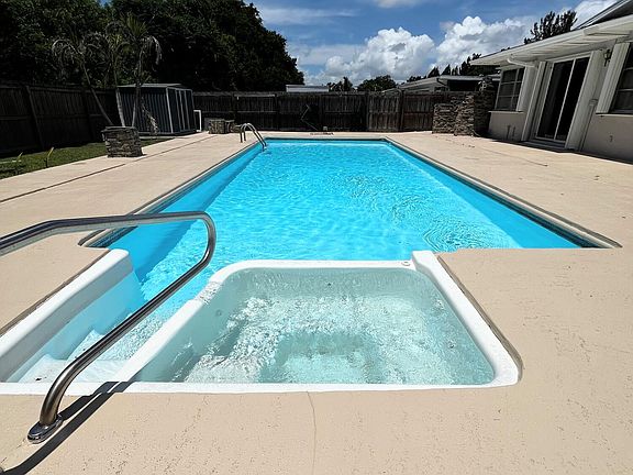 3rd image of 330 NE SOLIDA Drive