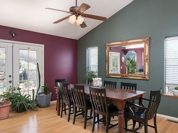 Spacious Walk-out Dining