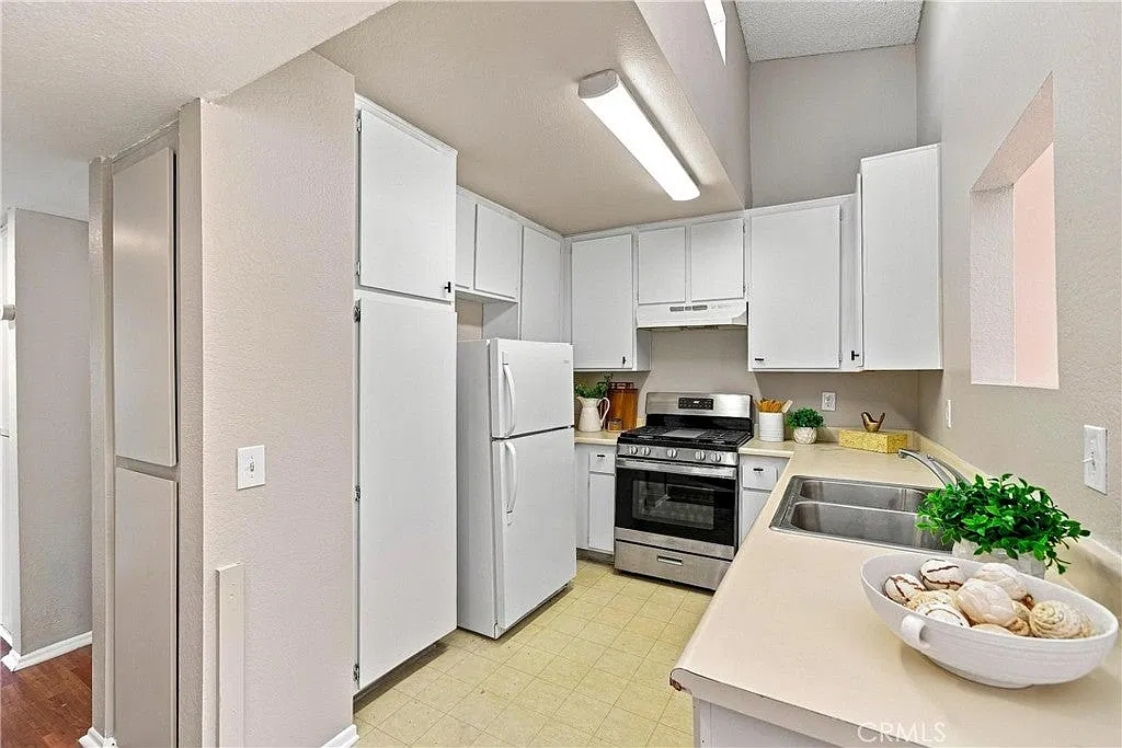 2 bed, 1010 sqft, $3,250 — Photo 3