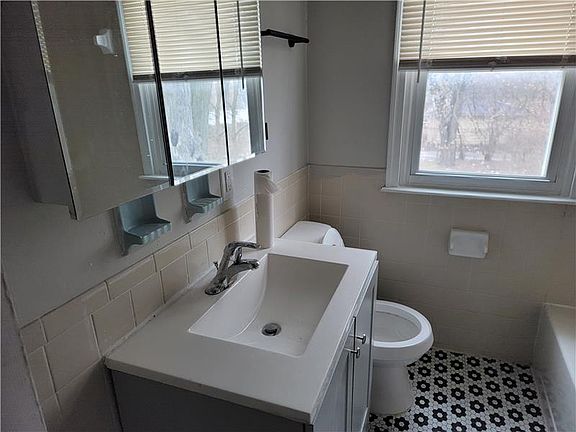 5th image of 2983 E Moreland Dr