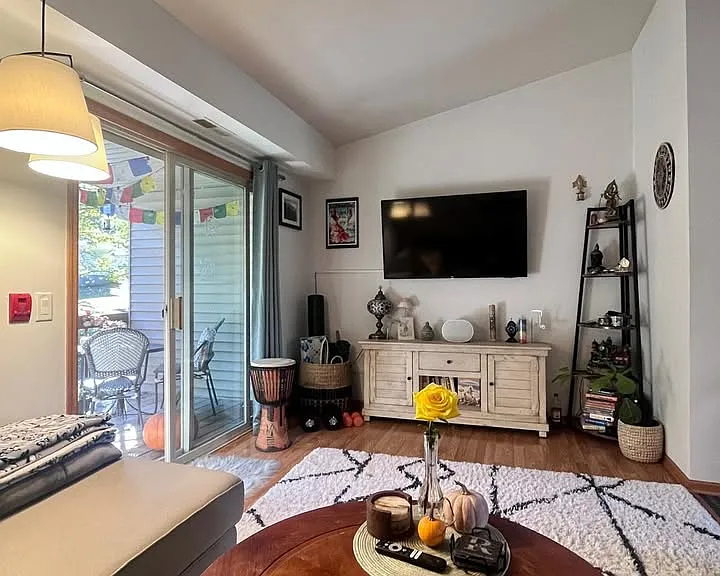 1337 Carpenter St — Photo 3