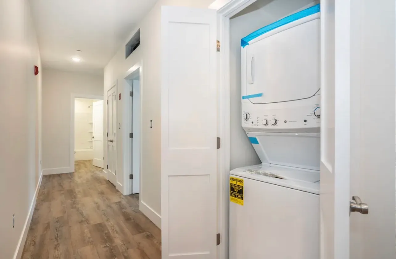 390 Carroll Ave — Photo 3