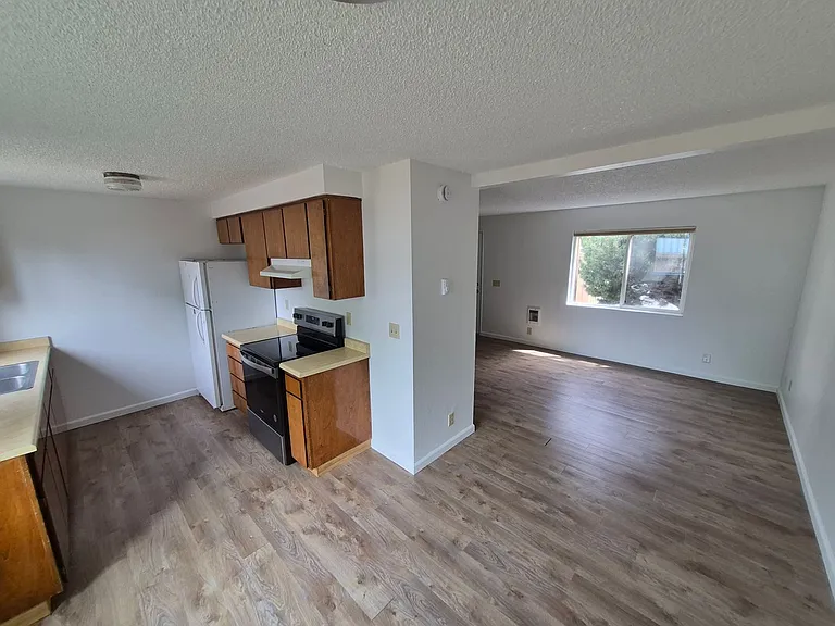 724 NW 4th St — Photo 4
