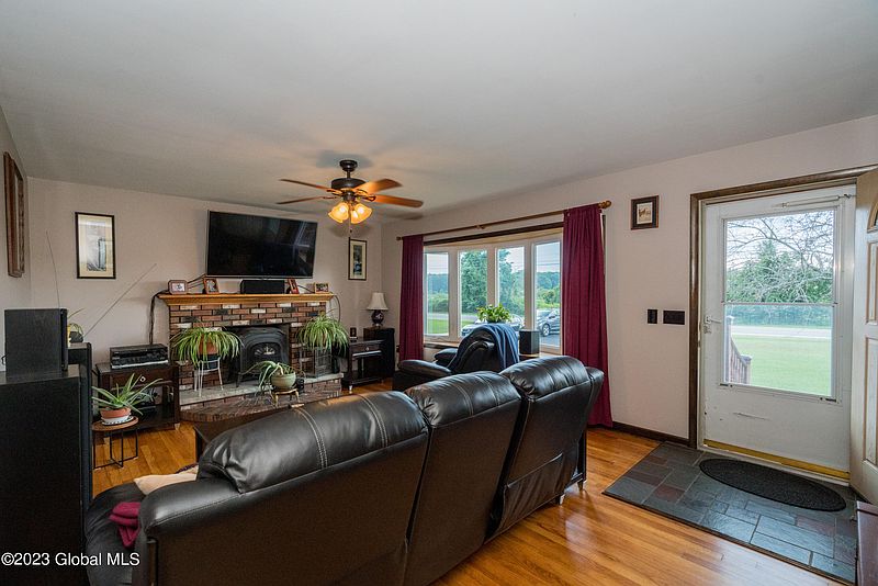 4th image of 116 Van Aernem Road