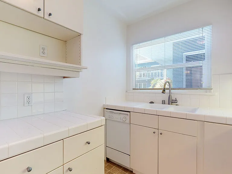Westwood Hills Apartment — Photo 12