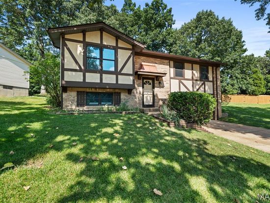 1220 Forest Trails Ct, Fenton, MO 63026