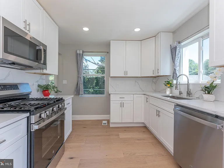 75 Reeder Ave — Photo 1