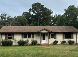 610 Dennis Rd, Jacksonville, NC 28546