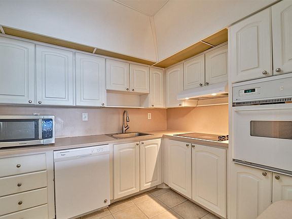 4th image of 19390 Collins Avenue #212