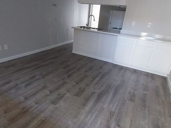 5th image of 4336 Iowa St Unit 2