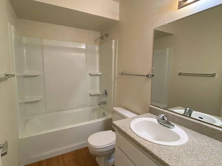Eastlake Apartments — Photo 6