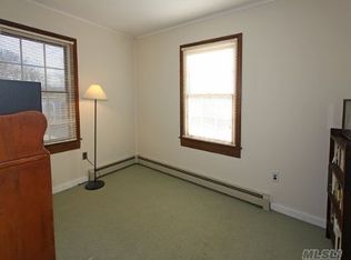 9 Peacock Rd, Rocky Point, NY 11778