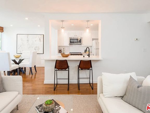 5th image of 725 S Barrington Ave APT 210