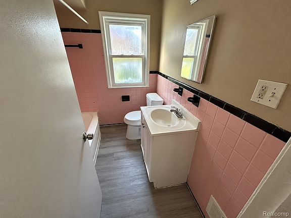 5th image of 9381 Fielding St