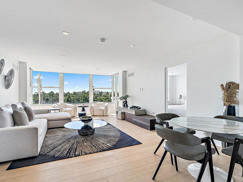 333 Sunset Living Room