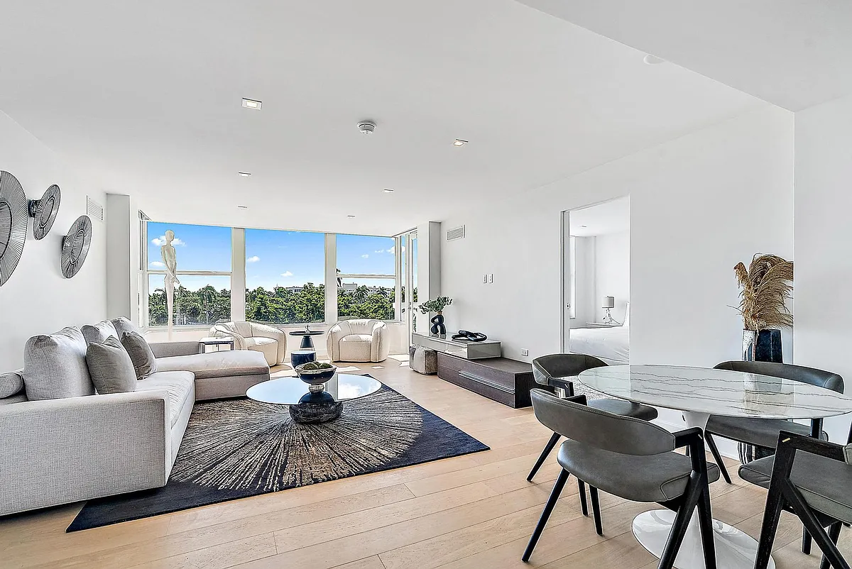333 Sunset Living Room - 333 Sunset Ave