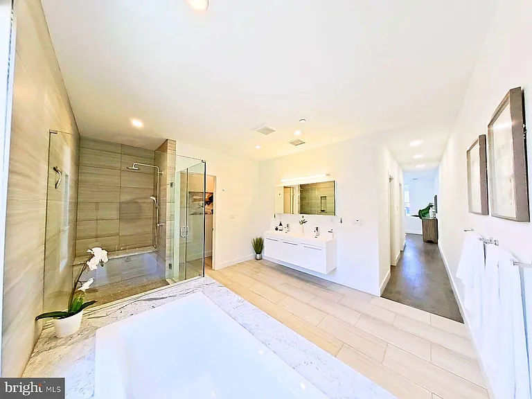 421 Wallace St — Photo 12