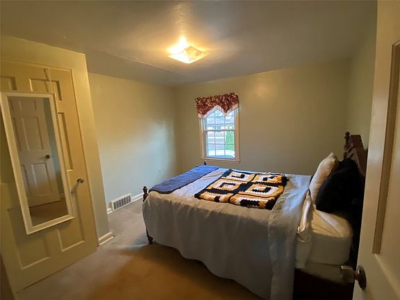 5th image of 165 Meadowbrook Dr