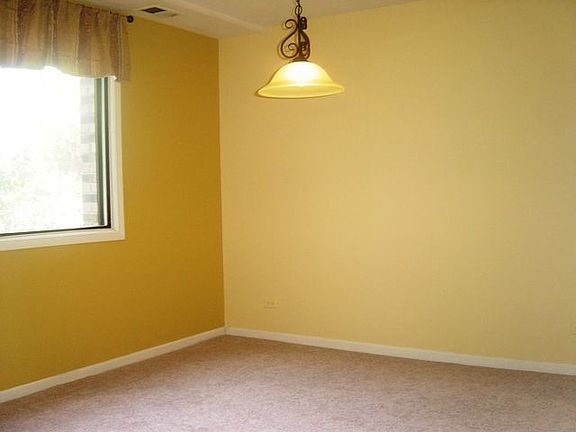 Dining room New carpet 