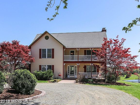 3 finished levels, pond view, turnkey for animals!