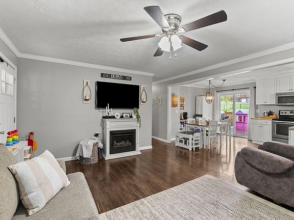5th image of 220 Garden Ave