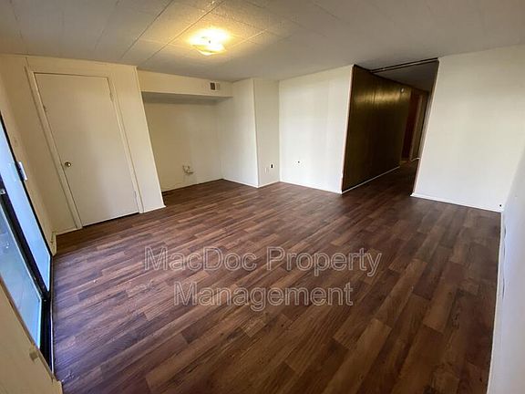 4th image of 704 Olde Greenwich Cir