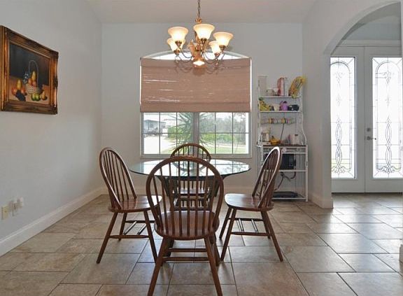 5th image of 221 Burbank Ln