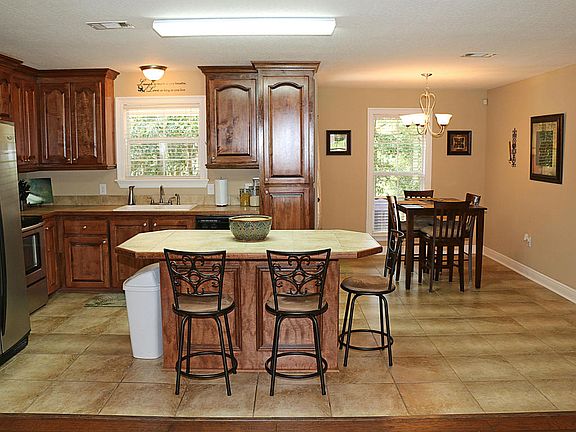 Kitchen & Dining