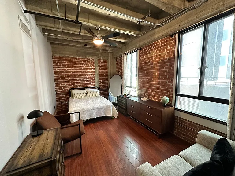 114 W Adams St #402 — Photo 5