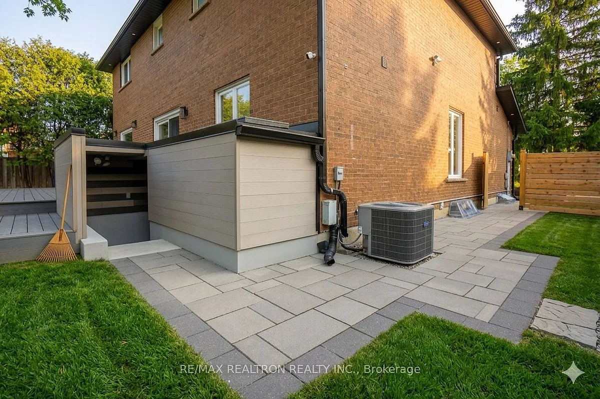 Building Photo - 3 Evergreen Cres