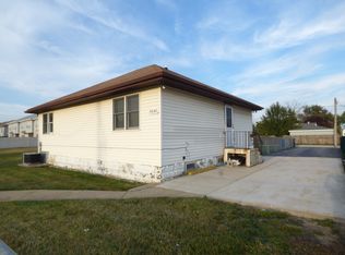 8545 S Roberts Rd, Justice, IL 60458