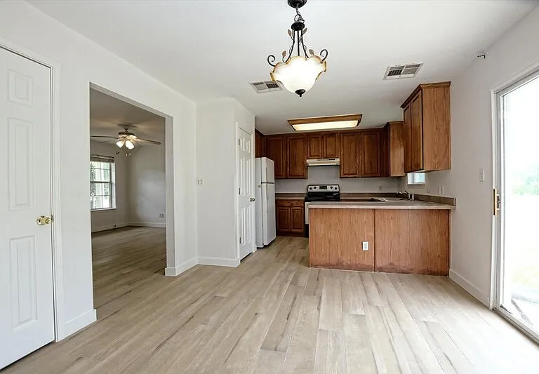 716 Honeysuckle Dr — Photo 4