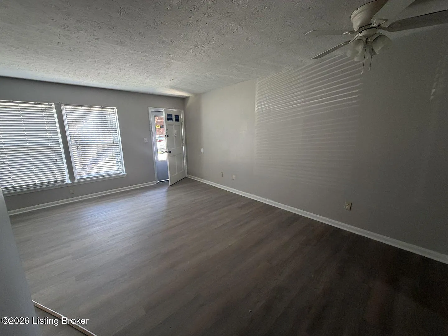 2 bed, 1.0 bath, 818 sqft, $900 — Photo 2