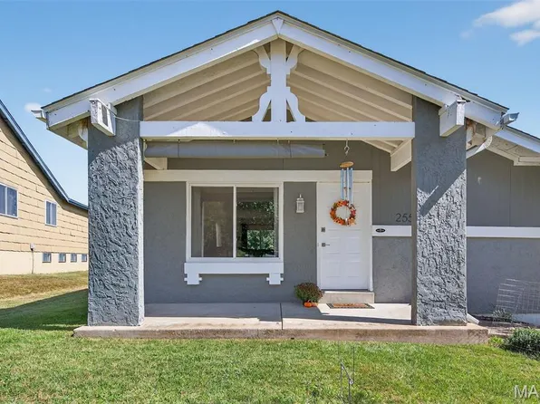 2558 Pheasant Run Dr, Maryland Heights, MO 63043