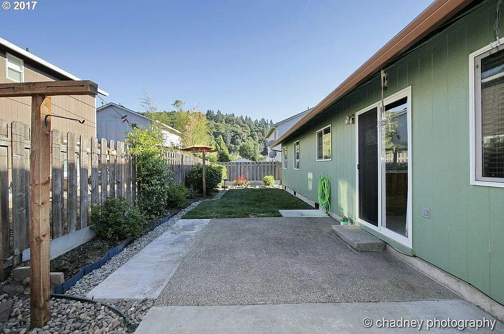 1085 SW Ivory Loop — Photo 2